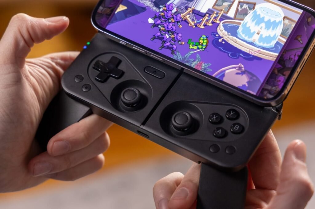 Ohsnap M-CON controller mobile gaming Ohsnap M-CON controller in use during mobile gaming session